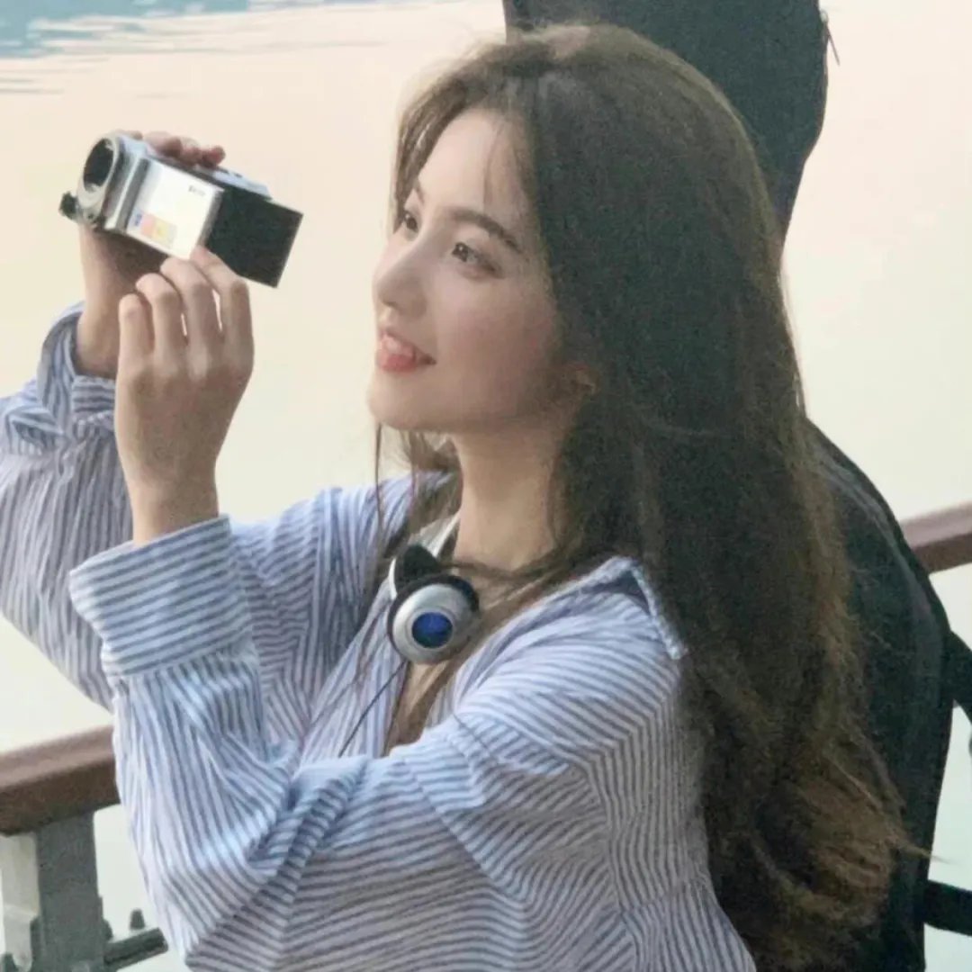 穿黄靴子的女孩